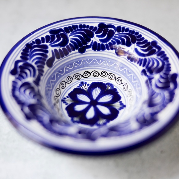 Blue & White Majolica-style Hand Painted Bowl by Hernandez of Puebla Mexico 6" - Picture 3 of 7